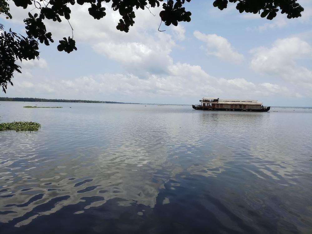 Saro Lake County Kumarakom Exterior photo
