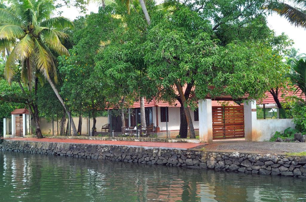 Saro Lake County Kumarakom Room photo