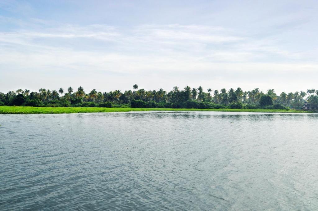 Saro Lake County Kumarakom Room photo
